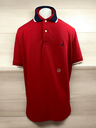 PLAYERA POLO ROJA, MANGA CORTA, FRANJA AZUL Y BLANCO EN CUELLO, BOTONES EN CUELLO